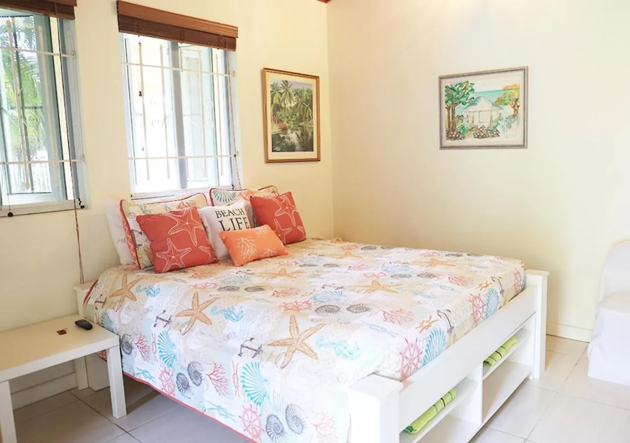 Coconut Palms Hideaway Hotel Nassau Capsule hotel