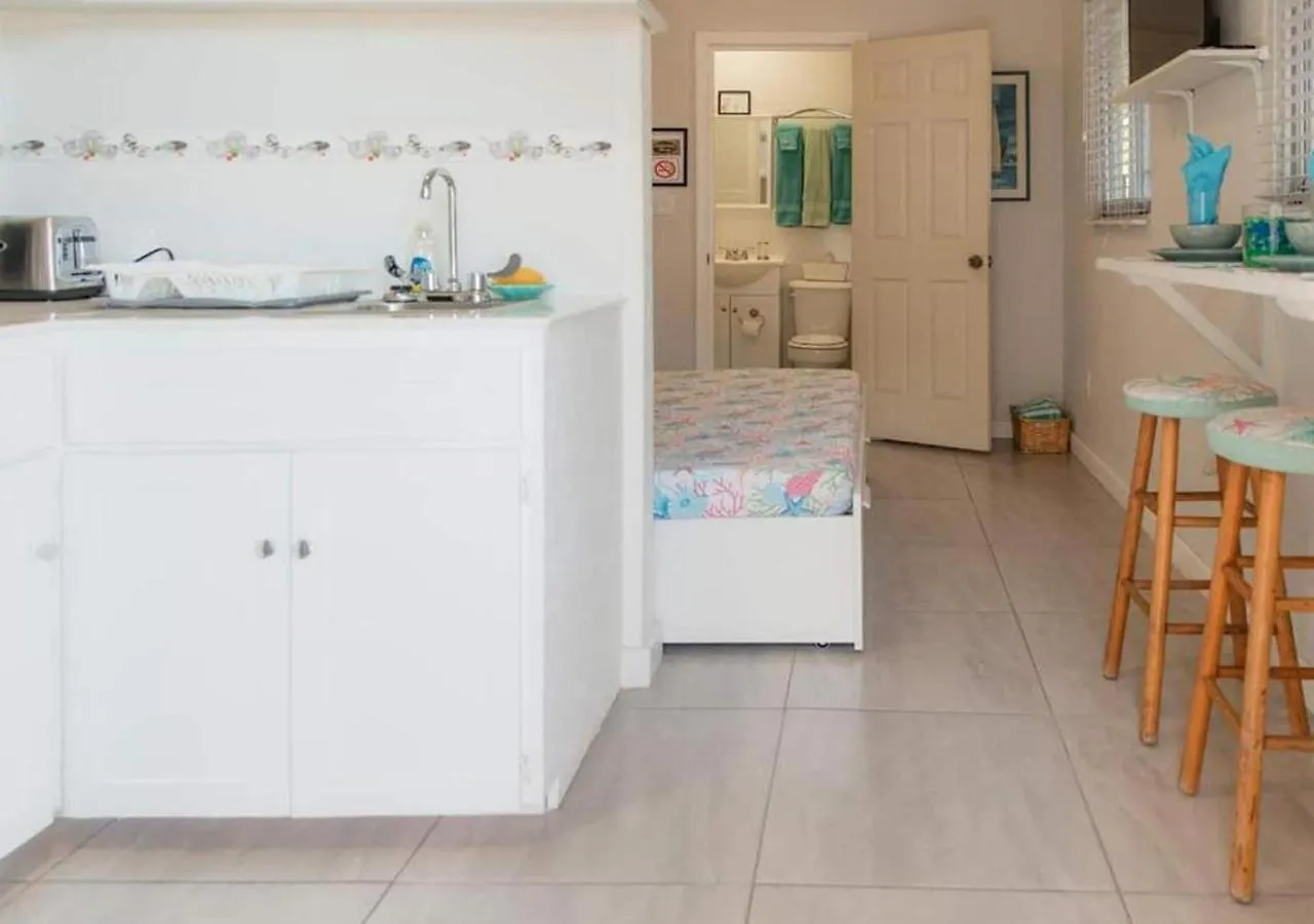 Coconut Palms Hideaway Hotel Nassau Capsule hotel